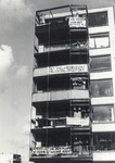 600148 Afbeelding van de spandoeken als protest tegen de opgelegde huurverhoging, aan de balkons van enkele woningen in ...